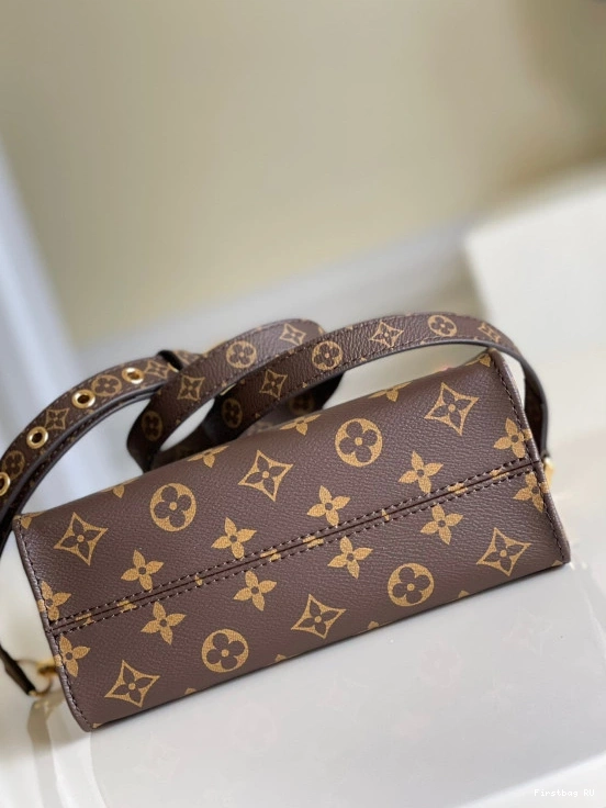 First bag LOUIS VUITTON PETIT SAC PLAT 0821